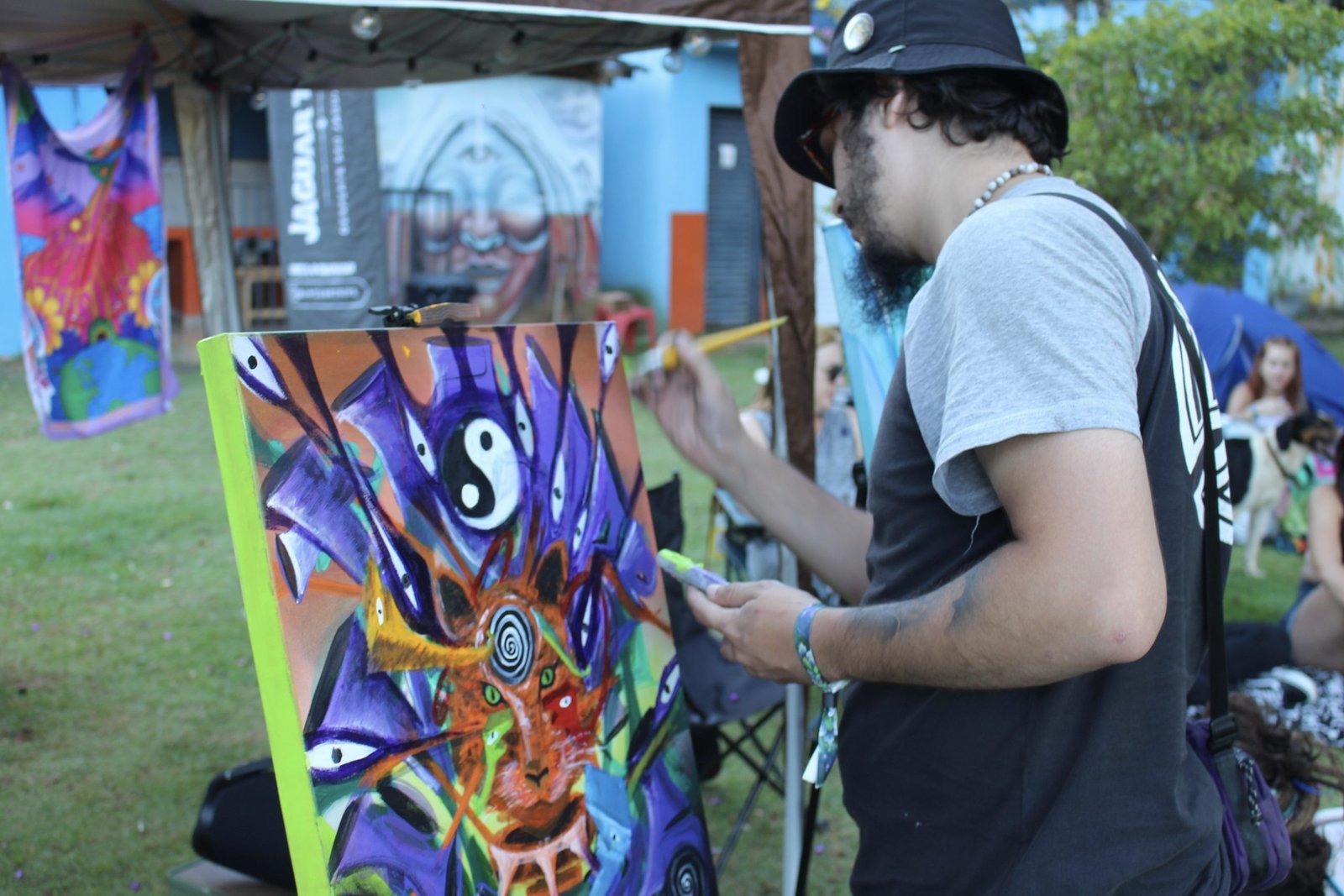 Viajante pintando uma ecobag