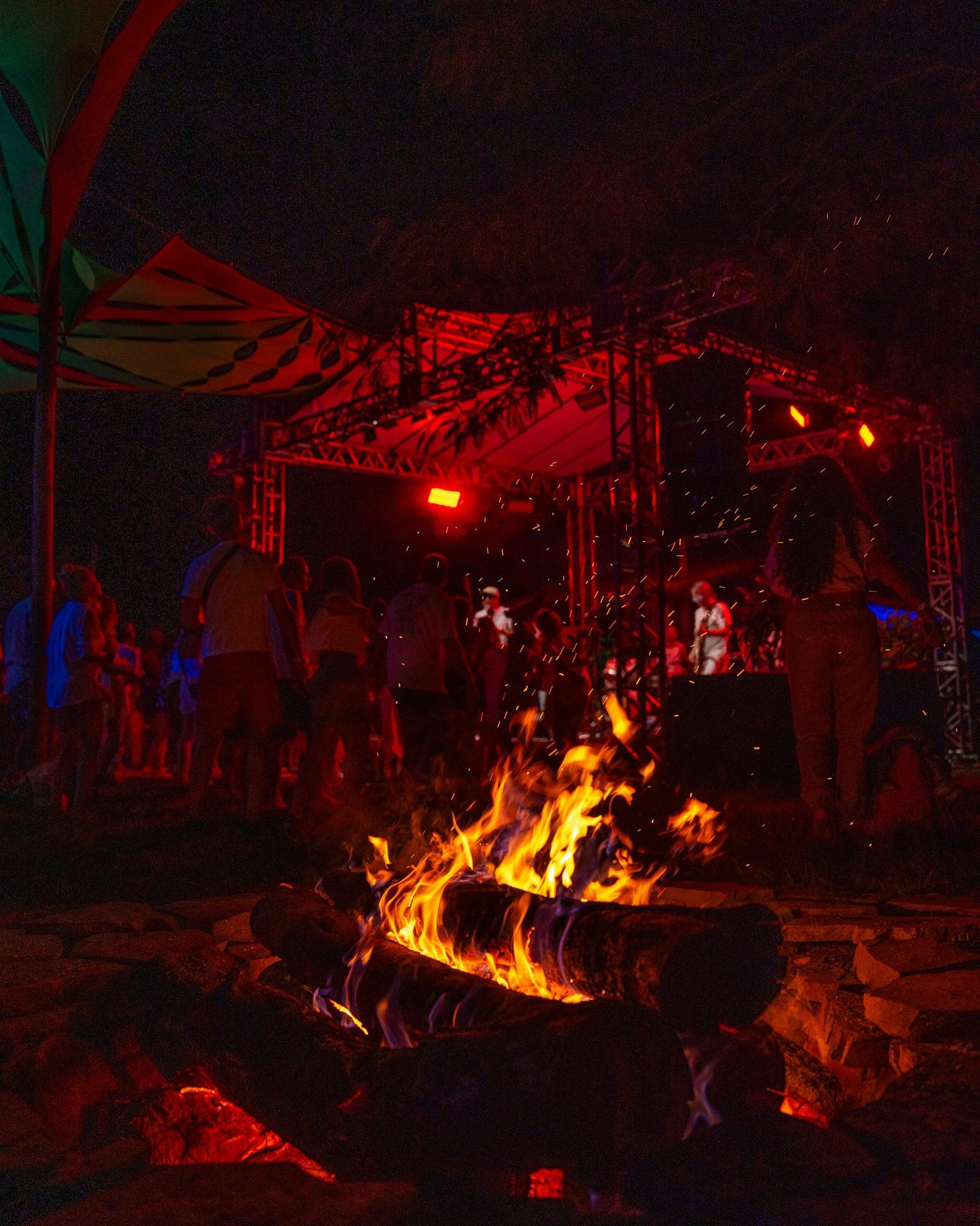 Festa com luzes vermelhas e fogueira