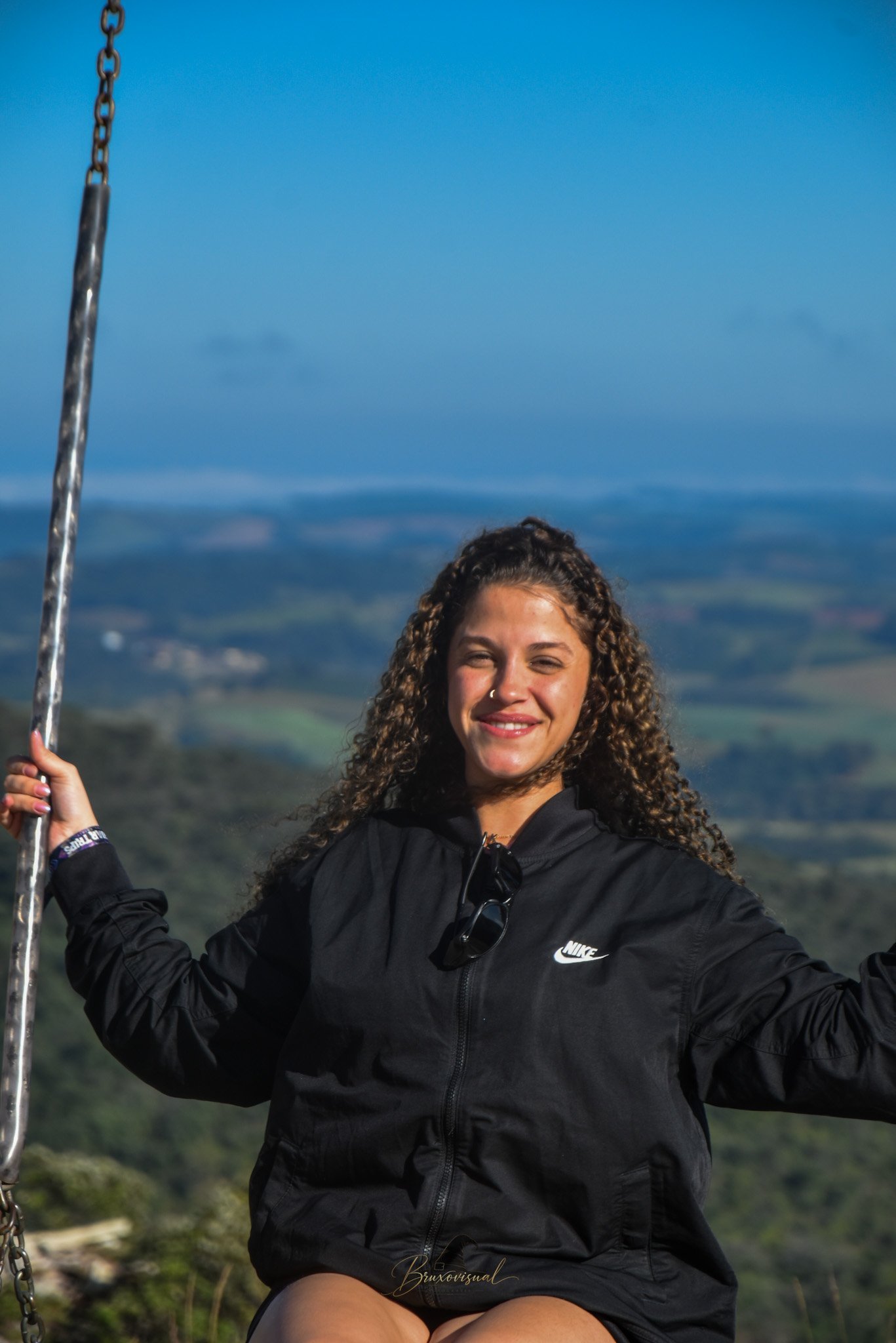 Viajante sorrindo no alto do morro