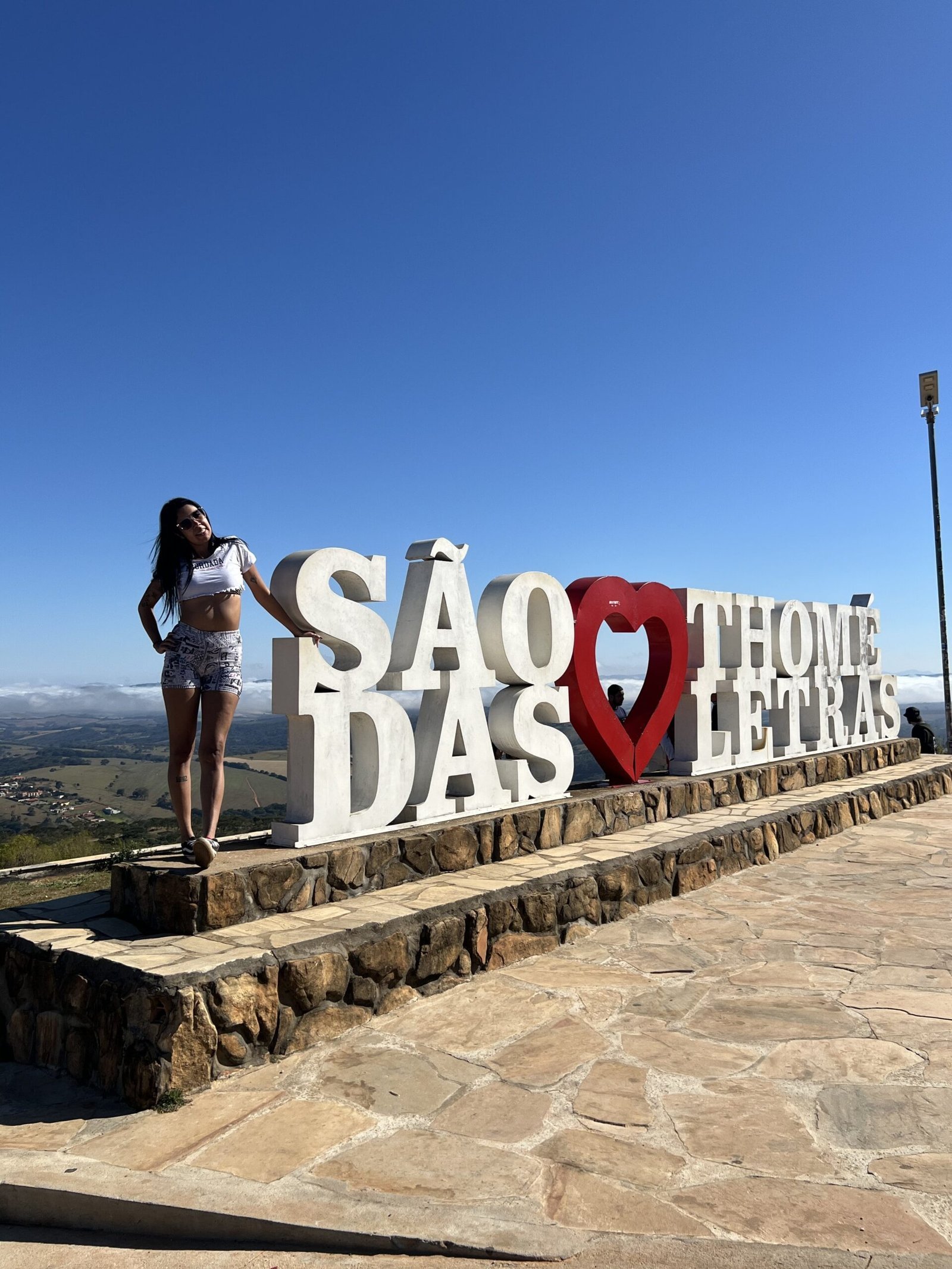 Viajante no letreiro de São Thomé das Letras
